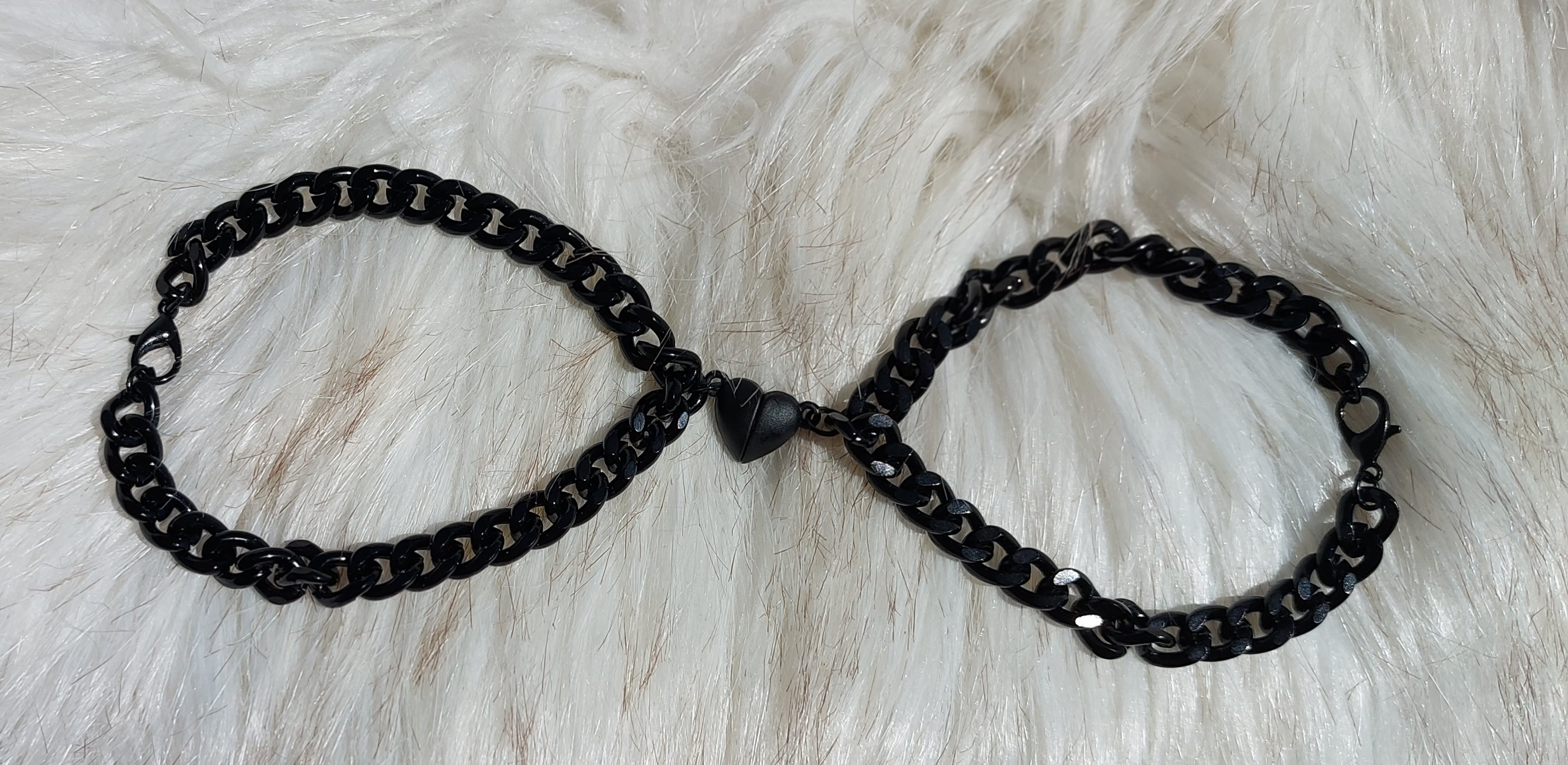 دستبند ست کارتیر مشکی با آویز قلب مگنتی